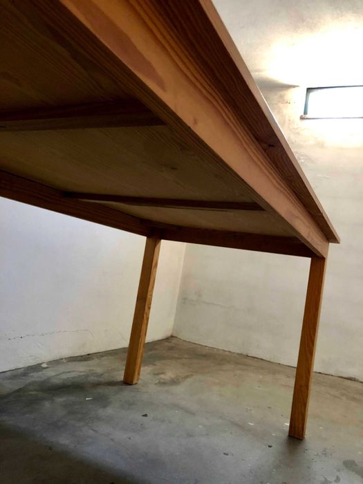 Mesa em madeira maciça – grande e robusta