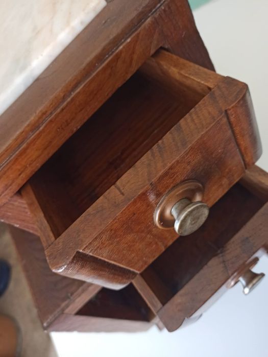 Mesinha de cabeceira Restaurada com pedra mármore