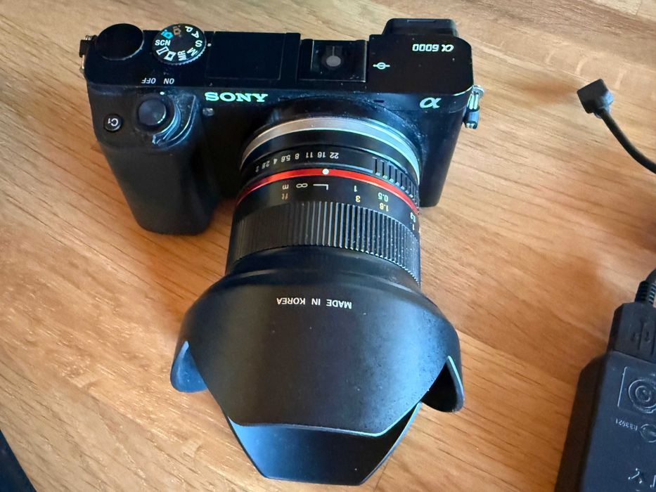 Câmara Sony A6000 e objetiva 12mm f/2.0