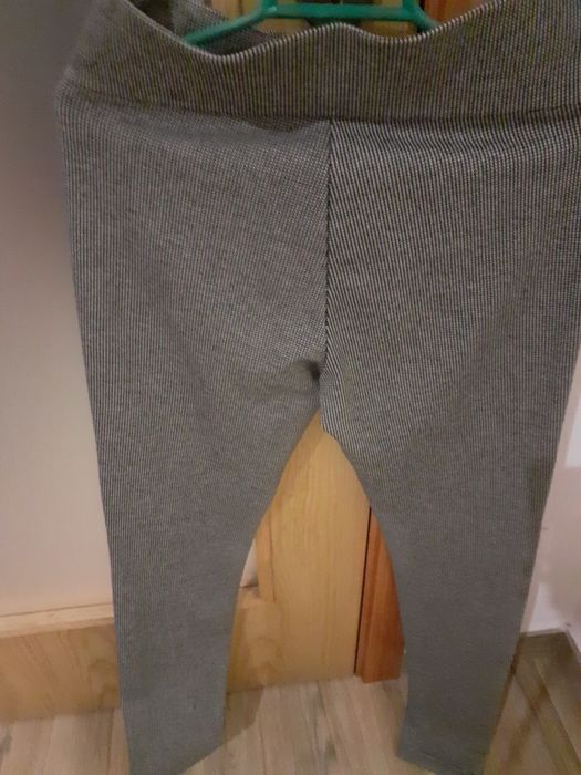 Calças pretas e brancas em bom estado