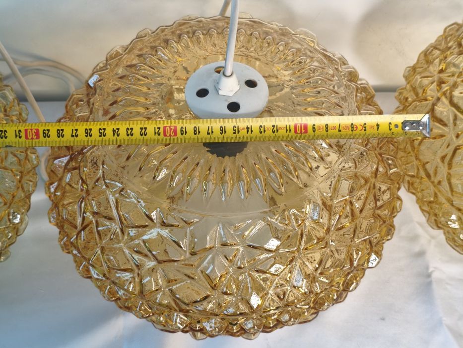3× żyrandol PRL – lampa wisząca, bursztynowe szkło prasowane, vintage