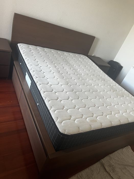 Quarto casal 180x200 em aglomerado c/ 4 gavetões + Cómoda + Colchão Oferta