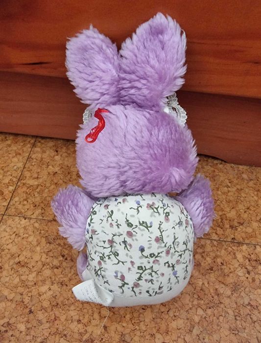 Coelho lilás de peluche
