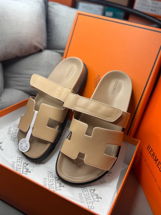 Бежеві шльопанці шлепки сланці жіночі hermes натуралтна шкіра