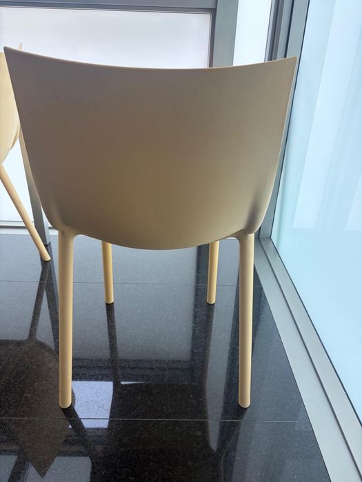Cadeiras amarelas plastico
