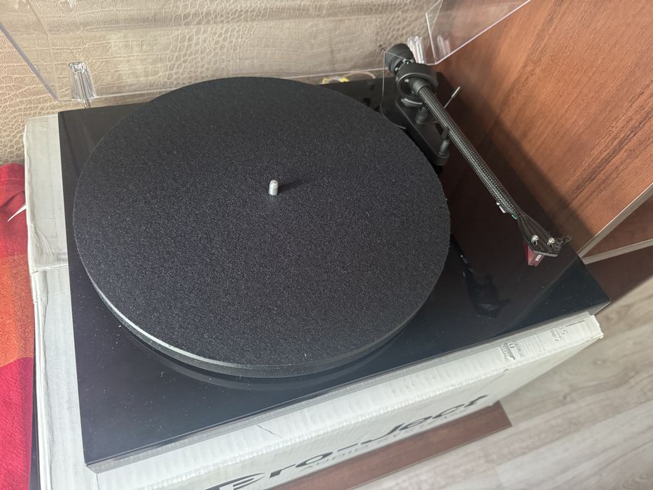 Pro-ject Debut Carbon EVO 2M Red