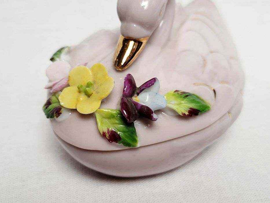 Puzderko porcelanowe Łabędź z kwiatami, dekoracyjne, XX w.