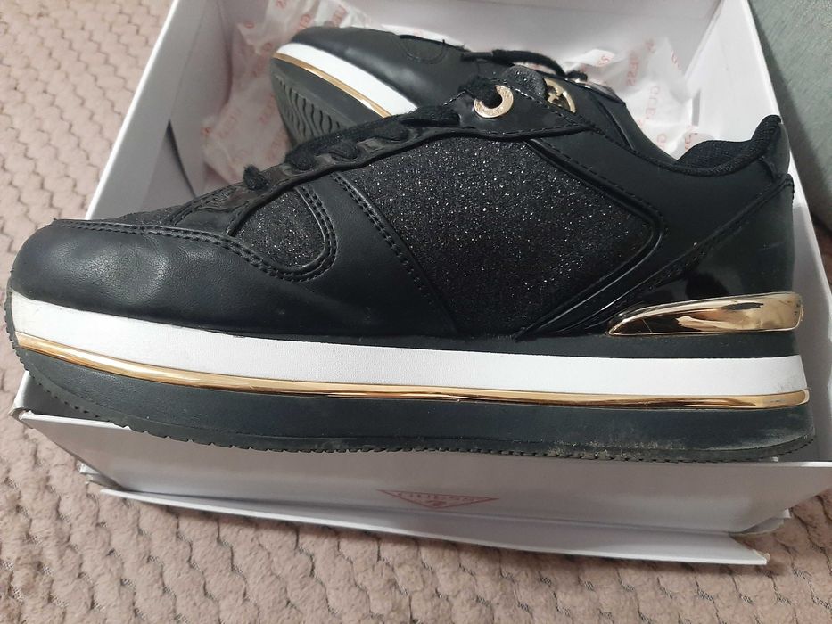 Sneakersy Guess czarno-zlote