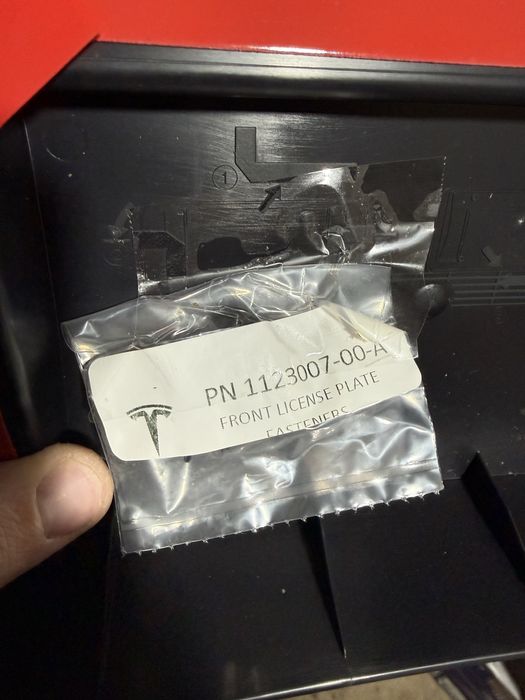 Рамка номера tesla model 3 і подіум під номер оригінал