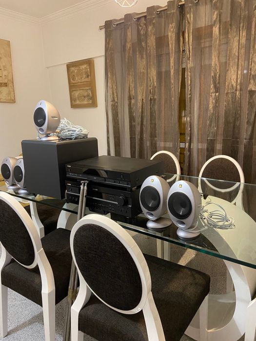 Mesa, cadeiras e aparelhagem em bom estado