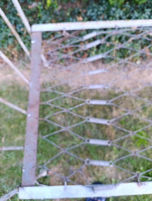 Metalowe łóżko na kółkach