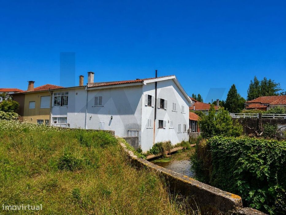 Moradia T3+1 Zona Histórica: Investimento Prime com Charme Ribeirinho