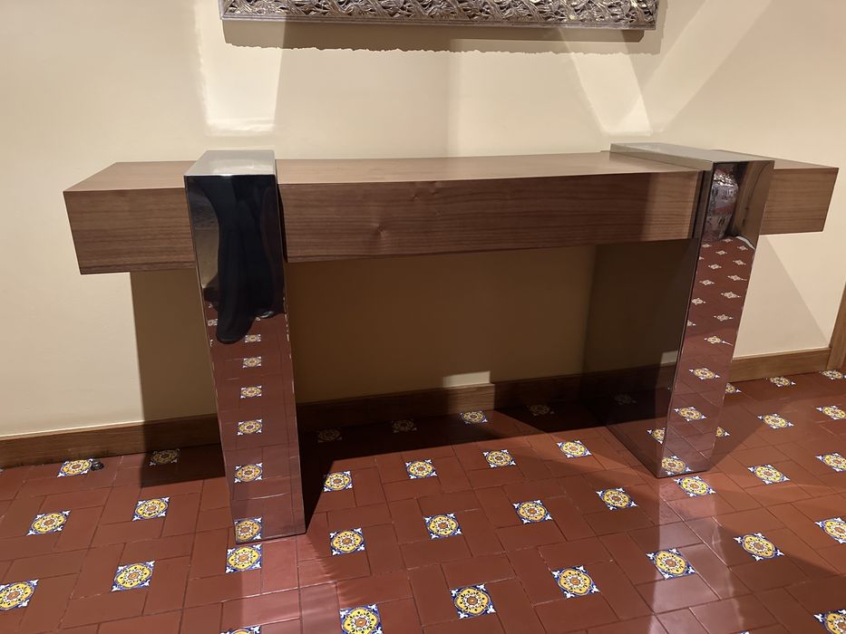 Consola de nogueira com pés em inox