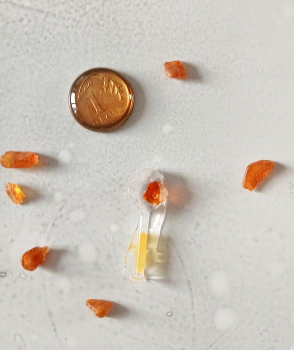 Zestaw dwie zawieszki do łańcuszka zamek i klucz do niego z bursztynam