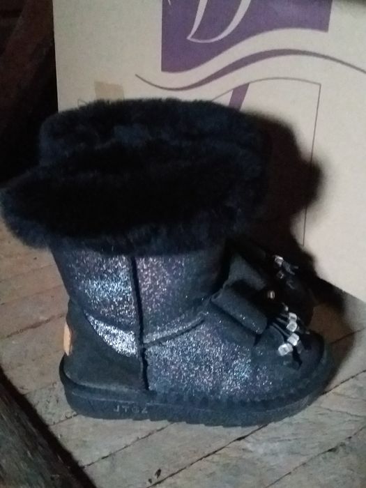 Продам зимові уггі  для дівчинки.