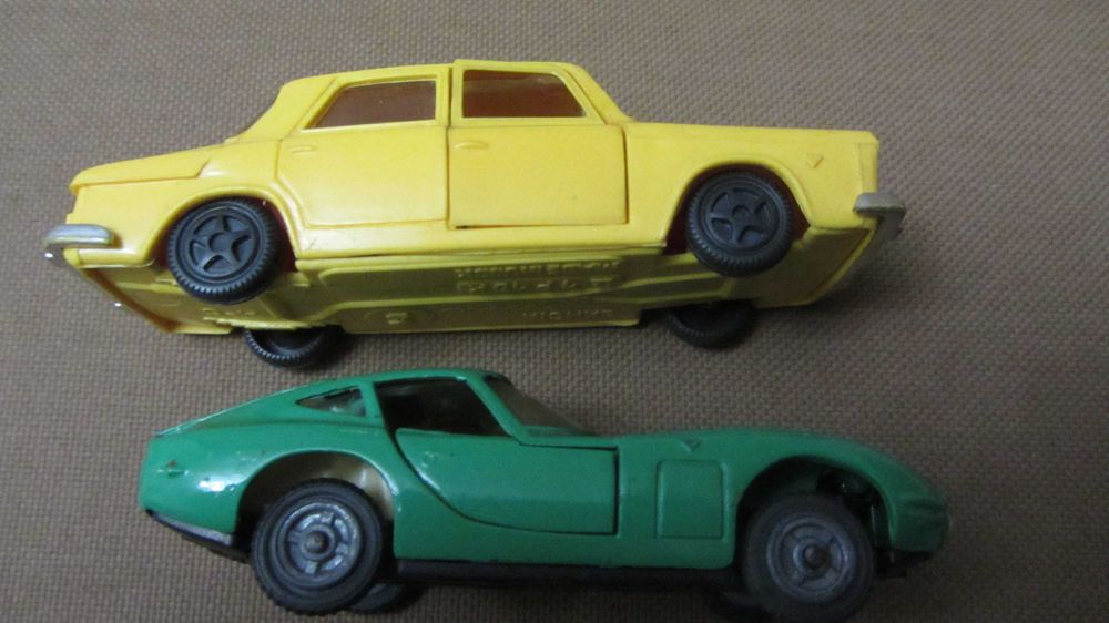 Дві машинки часів ссср , автомоделі Toyota та Lancia.