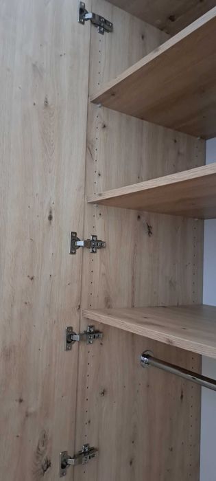 Szafa 3 drzwiowa w naturalnej okleinie dębowej.