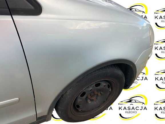 Błotnik prawy przód przedni Volkswagen Polo IV 9n2 kolor la7w