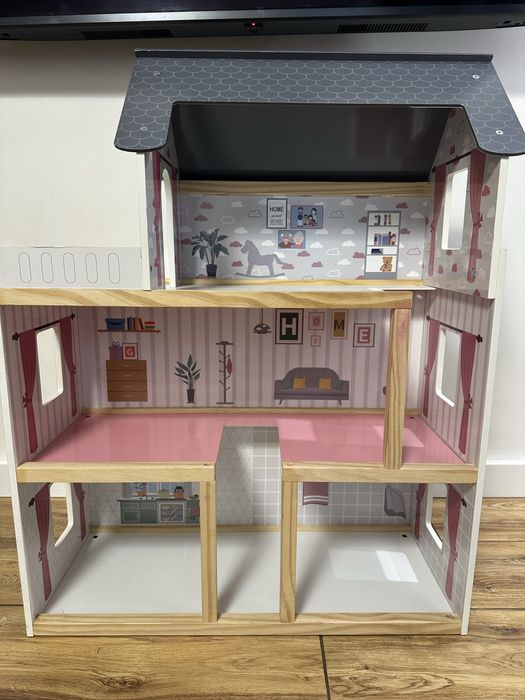 Дитячий деревʼяний будинок для ляльок