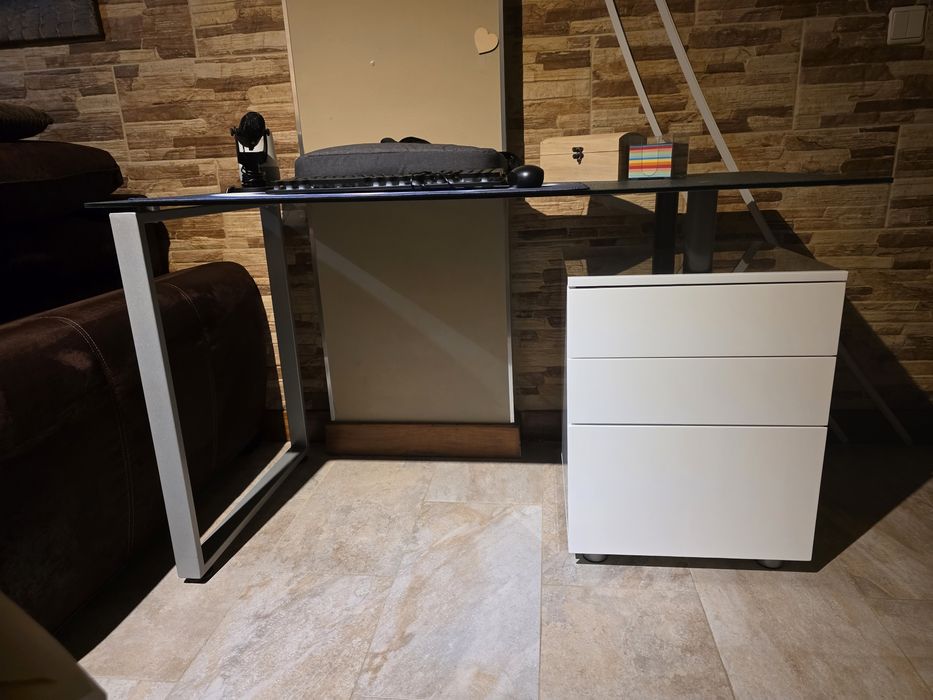 Mesa secretária completamente nova