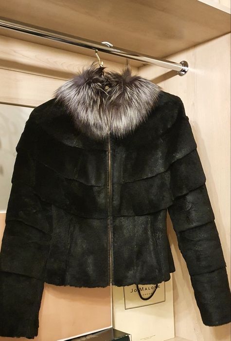 Шуба натуральная короткая с воротником из песца Италия