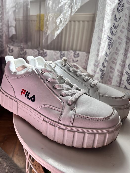 Білі кросівки 40р