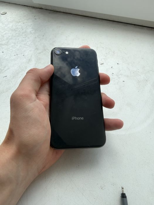 Телефон iPhone 8
