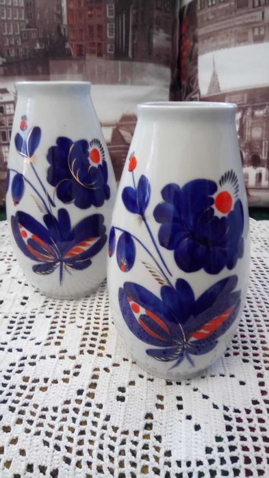 Различные вазы для цветов.