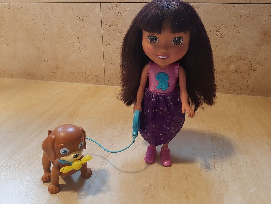 Lalka Dora z pieskiem.  Interaktywna