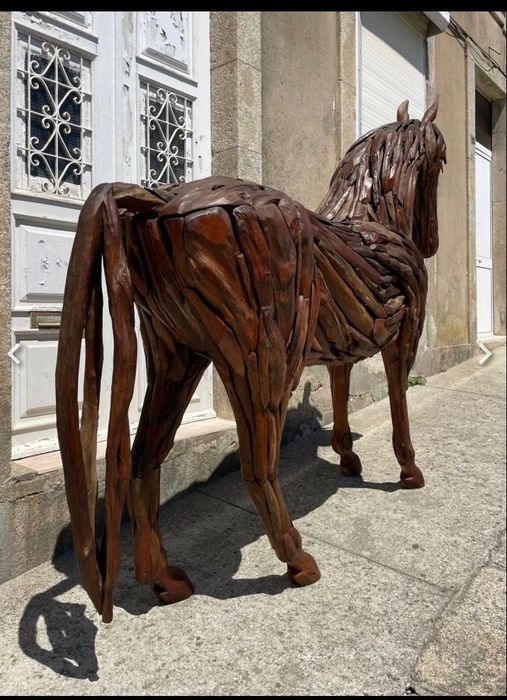 Escultura cavalo em madeira