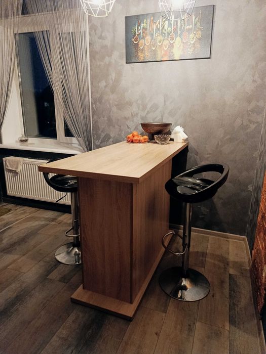 Продаю стіл барний+2 стільці