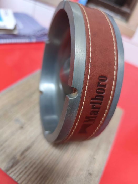 Cinzeiro grande em metal Marlboro