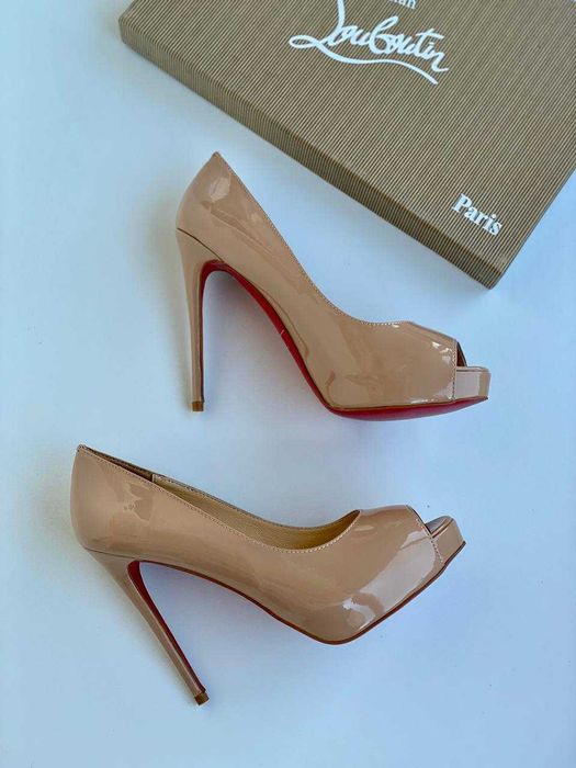 Женские бежевые лаковые туфли  Louboutin New Very Prive 12 см лабутены