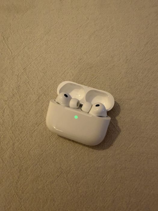 Apple AirPods Pro 3• Active Noise Cancelling