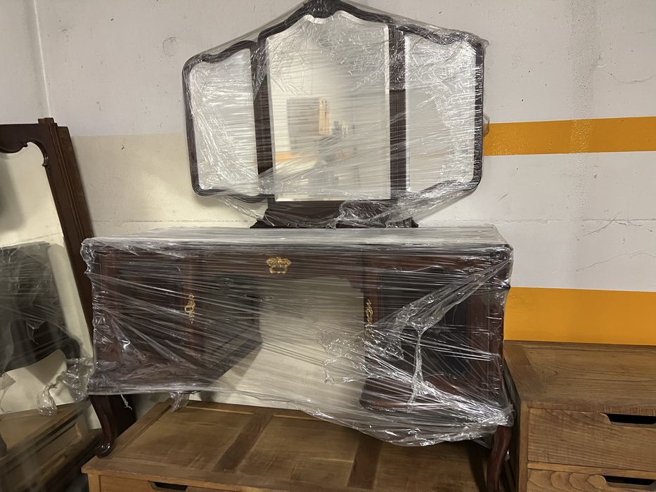 Toucador em madeira maciça antigo, com espelho