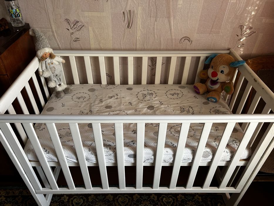 Дитяче ліжечко на колесах