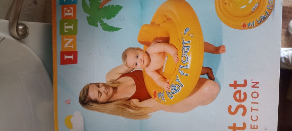 Piscina e boia de bebe