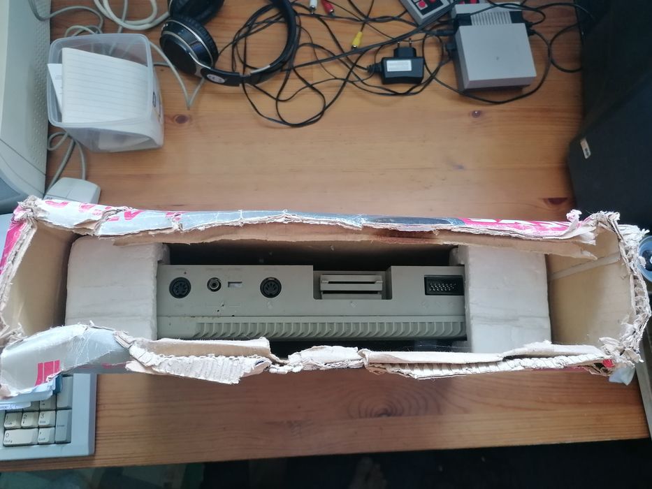 Atari 65xe z oryginalnym zasilaczem i boxem