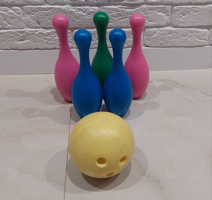 Іграшковий боулінг