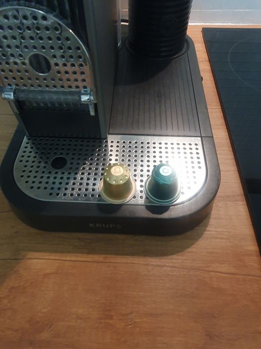 Ekspres do kawy Krups na kapsułki, spieniacz
