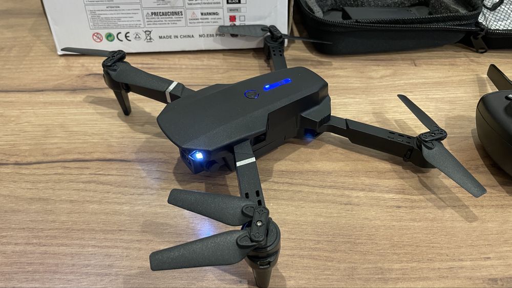 Dron E88 zestaw z dodatkową baterią