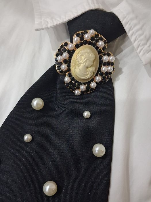 Elegancki krawat damski