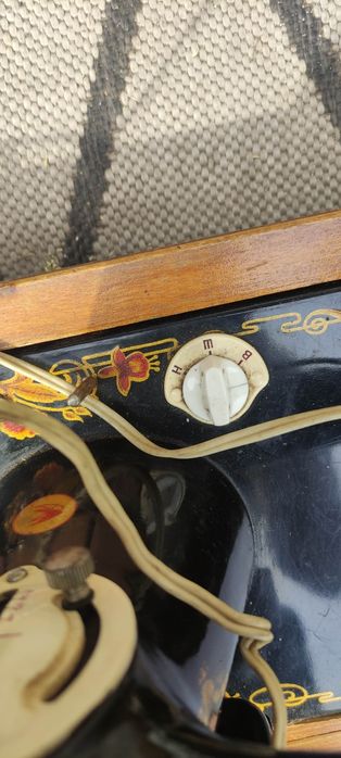 Stara maszyna do szycia elektryczna.