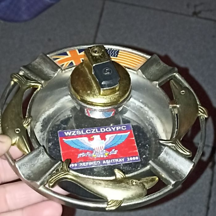 Cinzeiro Antigo com golfinhos e com Isqueiro