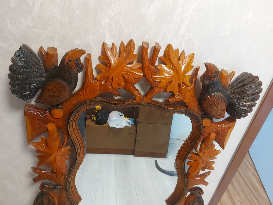 Дзеркало в дерев'яній рамі ручної роботи