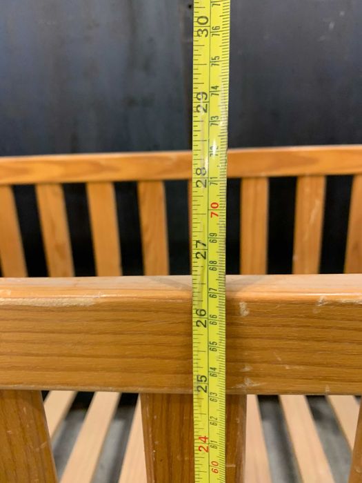 Berço antigo vintage de madeira pinho