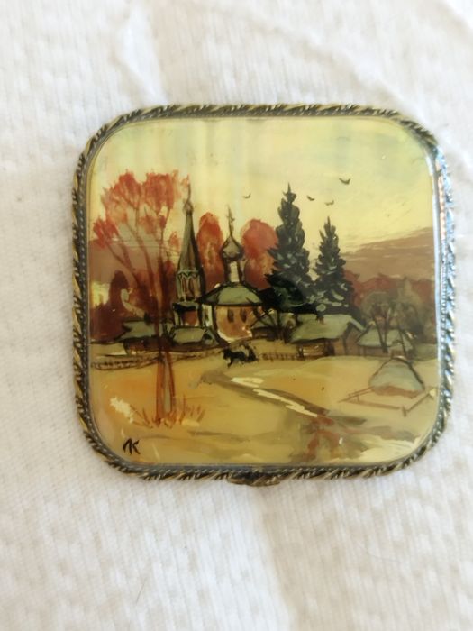 Linda broche vintage pintado à mão em madrepérola.