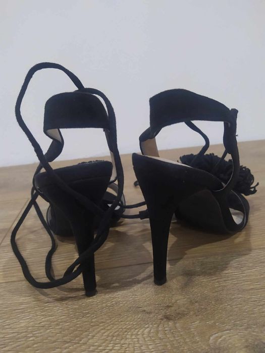 Czarne buty na obcasie