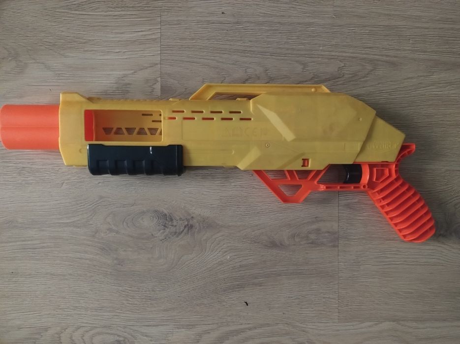 Nerf alpha strik na dwie strzałki
