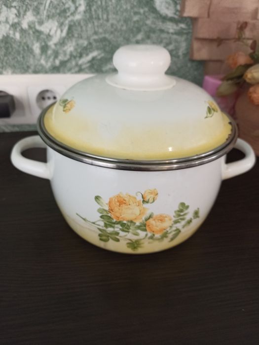 Сковорідки, тарілки